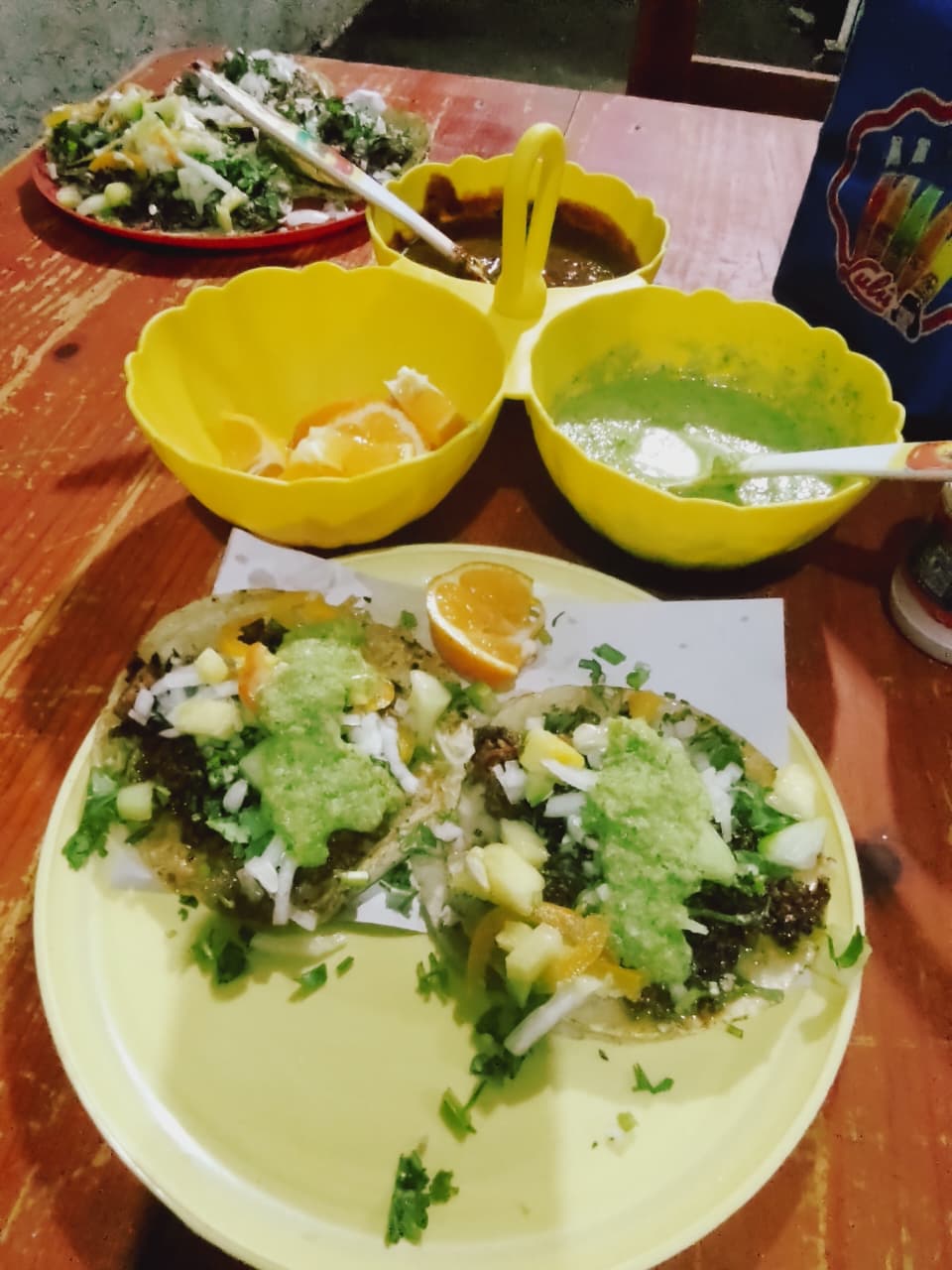 Plato de tacos con salsas y complementos