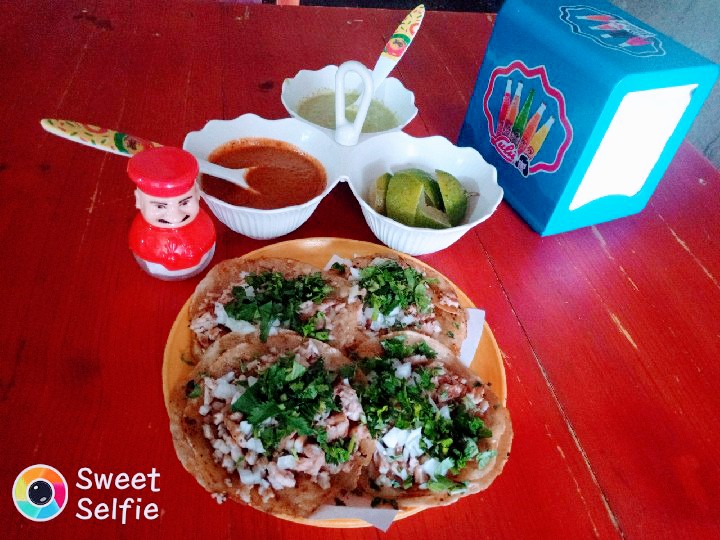 Plato con tacos y complementos de Taquería Don sabroson